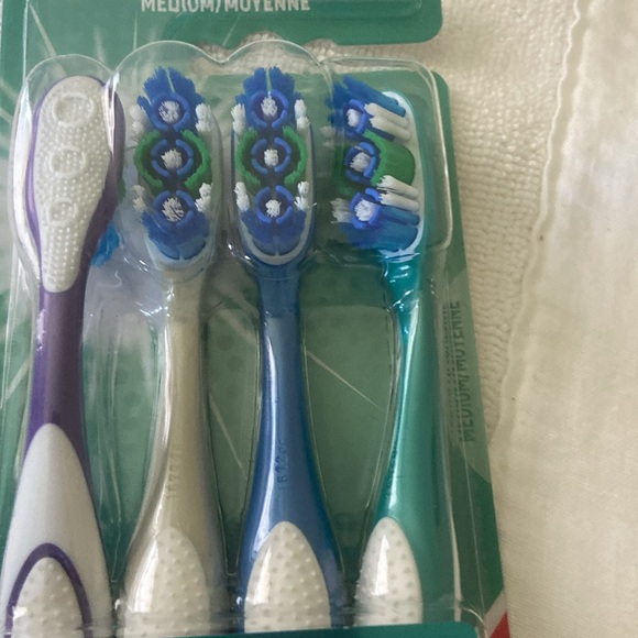 Colgate 360 Toothbrush - Picture 4 of 4